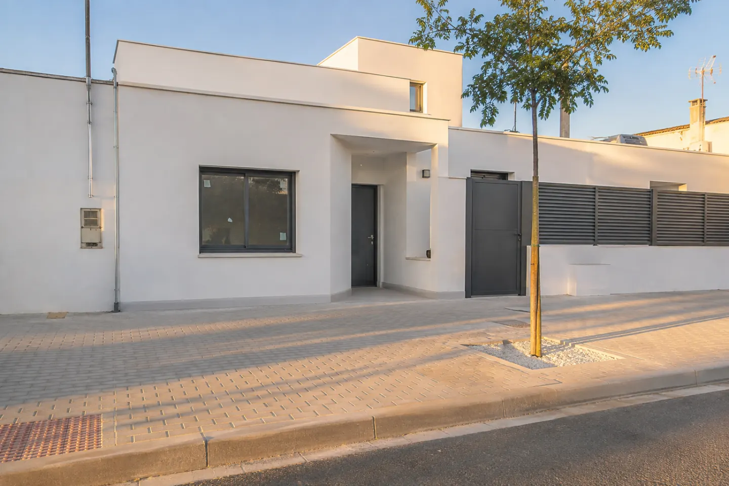 Vivienda recién terminada, con la fachada limpia, la carpintería puesta y la obra ya retirada