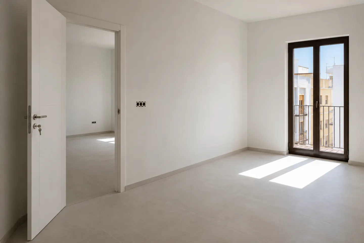 Vivienda terminada y vacía, con el suelo nuevo y la llave puesta en la puerta de entrada